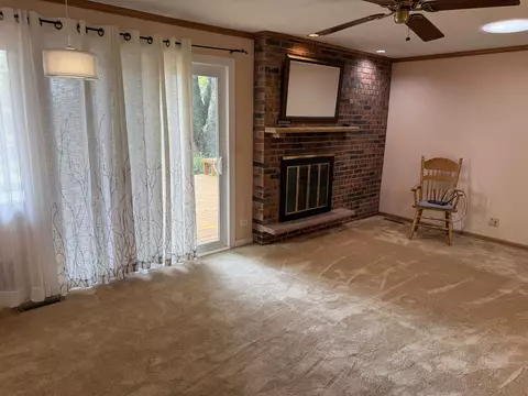 Living - 2282 Shepard Dr, Freeport, IL 61032 photo 4 of 6