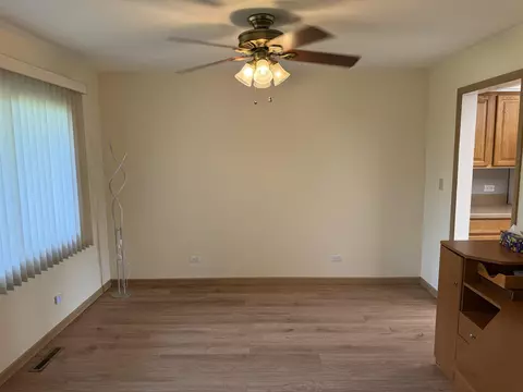 Living - 2282 Shepard Dr, Freeport, IL 61032 photo 3 of 6