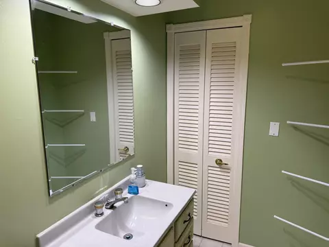 Bath - 2282 Shepard Dr, Freeport, IL 61032 photo 5 of 5