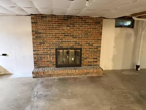 Living - 2282 Shepard Dr, Freeport, IL 61032 photo 6 of 6