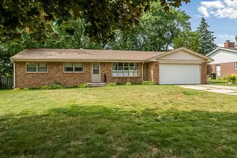 2212 Silverhorn Dr, Rockford, IL 61107
