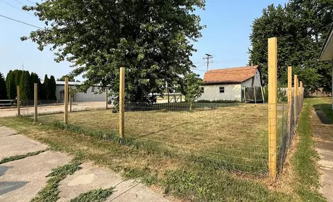 Exterior - 101 Main St, Leaf River, IL 61047 photo 2 of 3
