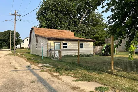 Exterior - 101 Main St, Leaf River, IL 61047 photo 1 of 3