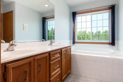 Bath - 6672 Lindbloom Ln, Cherry Valley, IL 61016 photo 2 of 4