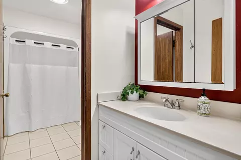 Bath - 7767 Northgate Rd, Roscoe, IL 61073 photo 1 of 2