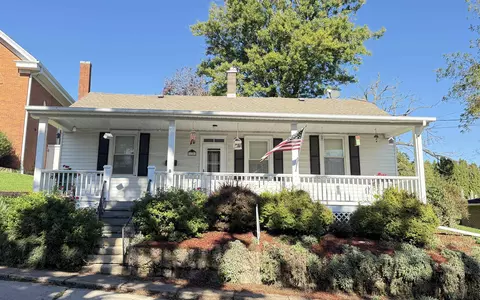 125 S High St, Galena, IL 61036