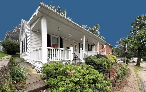 125 S High St, Galena, IL 61036