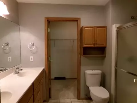 Bath - 2080 Cherokee Ct, Freeport, IL 61032 photo 1 of 4
