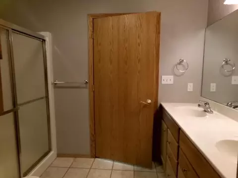 Bath - 2080 Cherokee Ct, Freeport, IL 61032 photo 2 of 4