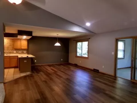 Living - 2080 Cherokee Ct, Freeport, IL 61032 photo 4 of 5