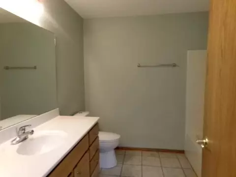 Bath - 2080 Cherokee Ct, Freeport, IL 61032 photo 3 of 4