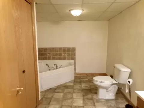 Bath - 2080 Cherokee Ct, Freeport, IL 61032 photo 4 of 4