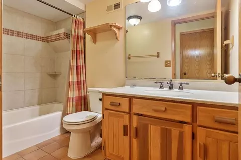 Bath - 8351 Snaresbrook Rd, Roscoe, IL 61073 photo 3 of 6