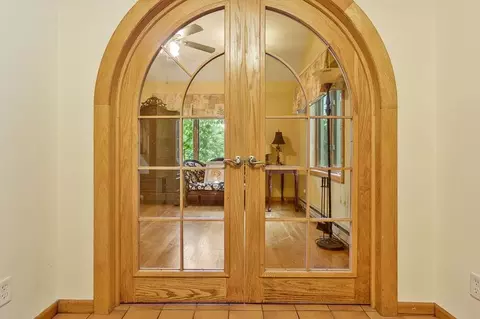 Entry Way - 8351 Snaresbrook Rd, Roscoe, IL 61073 photo 5 of 8