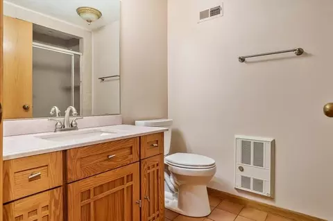 Bath - 8351 Snaresbrook Rd, Roscoe, IL 61073 photo 4 of 6