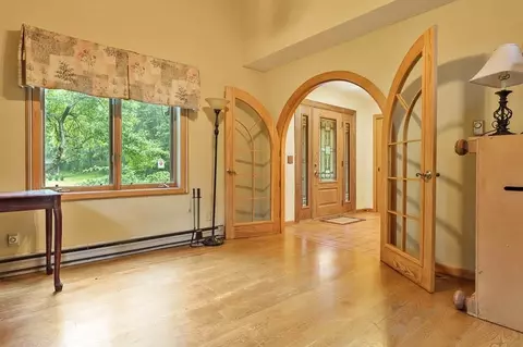 Entry Way - 8351 Snaresbrook Rd, Roscoe, IL 61073 photo 2 of 8