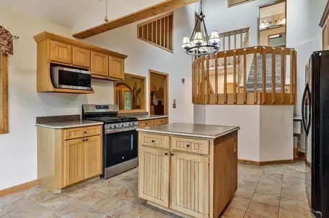 Kitchen - 8351 Snaresbrook Rd, Roscoe, IL 61073 photo 5 of 5