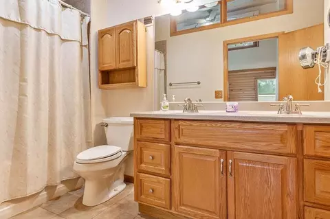 Bath - 8351 Snaresbrook Rd, Roscoe, IL 61073 photo 5 of 6