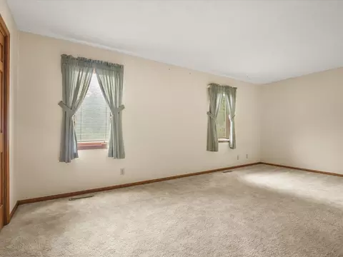 Bedroom - 5431 Murphys Run, Roscoe, IL 61073 photo 2 of 3