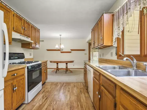 Kitchen - 5431 Murphys Run, Roscoe, IL 61073 photo 3 of 3