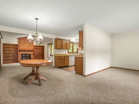 Living - 5431 Murphys Run, Roscoe, IL 61073 photo 1 of 9