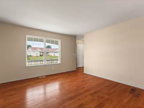 Living - 5571 Thribble Cross, Roscoe, IL 61073 photo 8 of 9