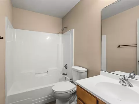 Bath - 5571 Thribble Cross, Roscoe, IL 61073 photo 5 of 5