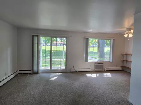 Living - 700 Kiwanis Dr, Freeport, IL 61032 photo 1 of 6