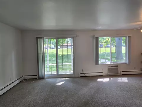 Living - 700 Kiwanis Dr, Freeport, IL 61032 photo 5 of 6