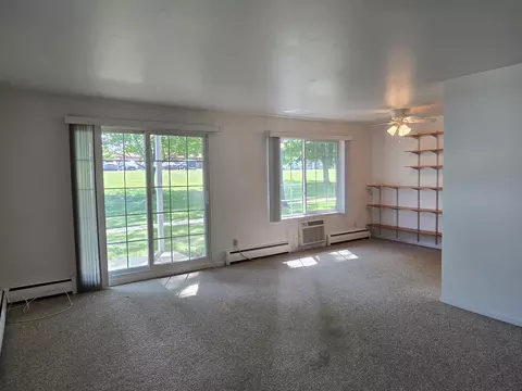 Living - 700 Kiwanis Dr, Freeport, IL 61032 photo 6 of 6