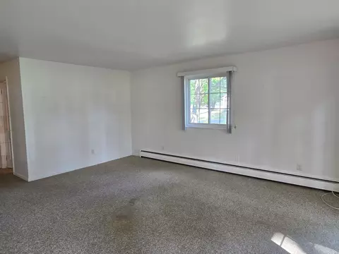 Living - 700 Kiwanis Dr, Freeport, IL 61032 photo 4 of 6