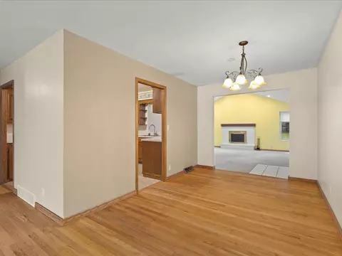 1407 Vassar Rd, Rockford, IL 61103 photo 9