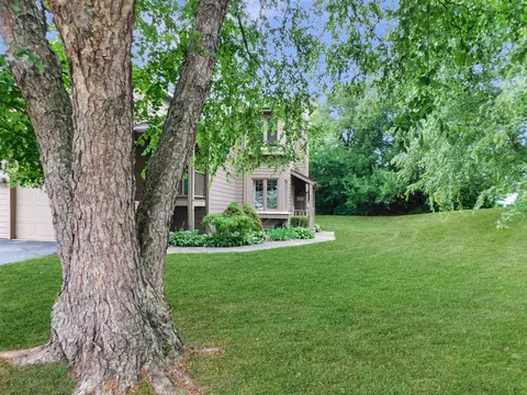 6106 Garrett Ln, Rockford, IL 61107