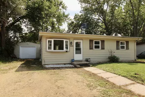 1213 Kingsley Dr, Machesney Park, IL 61115