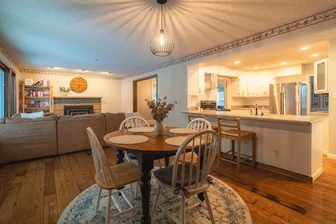 Dining - 724 E Third St, Dixon, IL 61021 photo 1 of 4