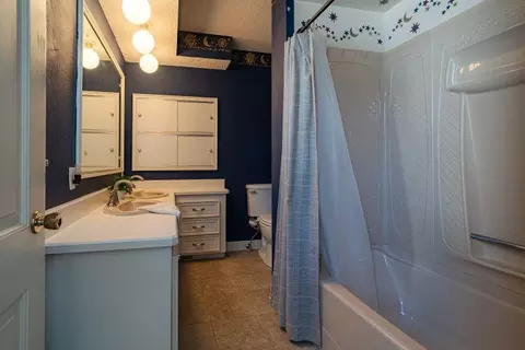 Bath - 724 E Third St, Dixon, IL 61021 photo 4 of 5