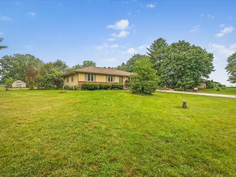 6581 Happy Acres Rd, Rockford, IL 61101