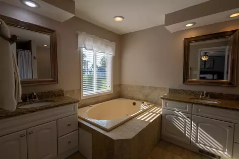 Bath - 1122 S Benson Blvd, Freeport, IL 61032 photo 3 of 4