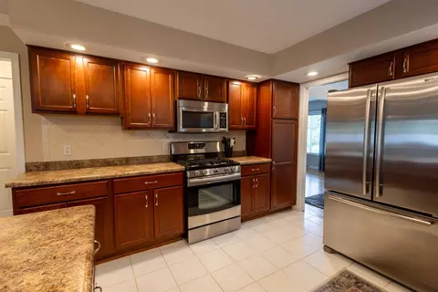Kitchen - 1122 S Benson Blvd, Freeport, IL 61032 photo 4 of 5