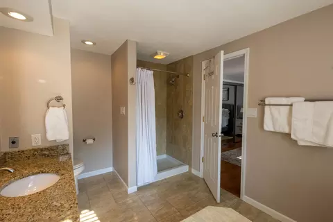 Bath - 1122 S Benson Blvd, Freeport, IL 61032 photo 4 of 4