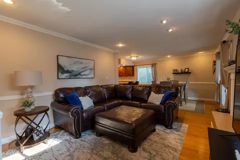 Living - 1122 S Benson Blvd, Freeport, IL 61032 photo 2 of 3