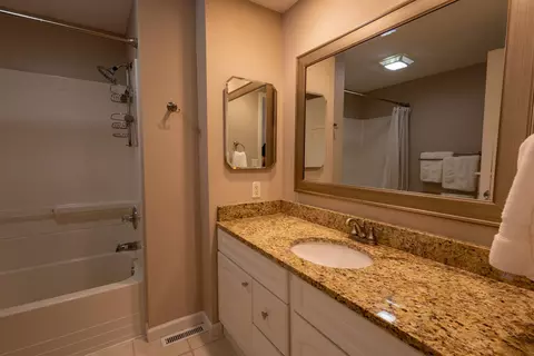 Bath - 1122 S Benson Blvd, Freeport, IL 61032 photo 2 of 4