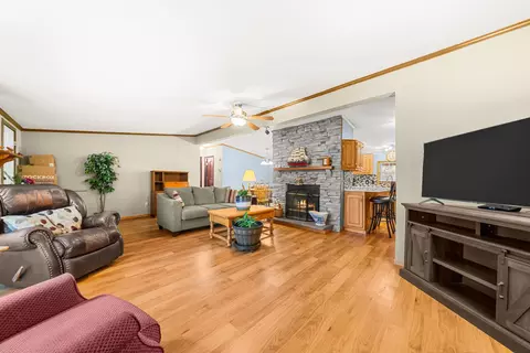 Living - 8511 Fig Tree Ln, Roscoe, IL 61073 photo 1 of 3