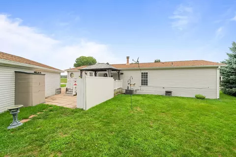 Exterior - 8511 Fig Tree Ln, Roscoe, IL 61073 photo 5 of 8