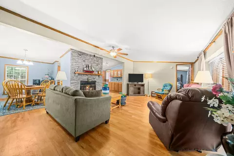 Living - 8511 Fig Tree Ln, Roscoe, IL 61073 photo 2 of 3