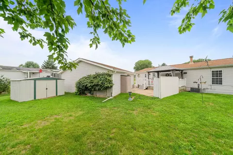 Exterior - 8511 Fig Tree Ln, Roscoe, IL 61073 photo 6 of 8