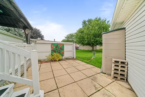 Exterior - 8511 Fig Tree Ln, Roscoe, IL 61073 photo 4 of 8