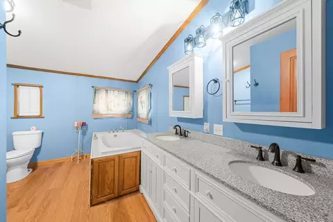 Bath - 8511 Fig Tree Ln, Roscoe, IL 61073 photo 1 of 3