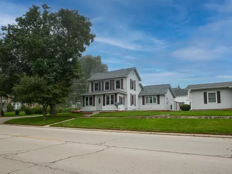 216 W Main St, Warren, IL 61087