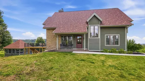 2 Augusta Dr, Galena, IL 61036